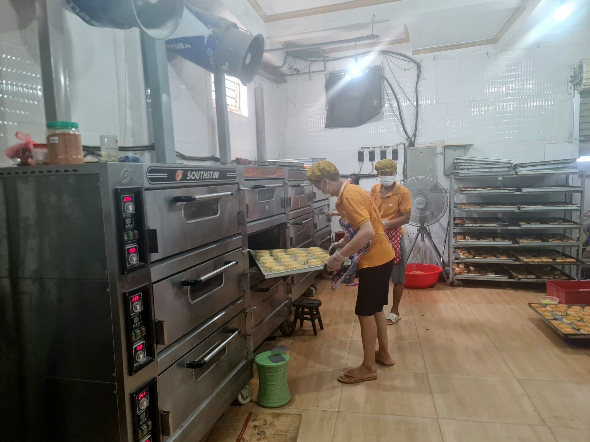 Đảm bảo an toàn thực phẩm trong sản xuất tại Cơ sở sản xuất bánh Trung thu Kim Liên (phường Âu Cơ, thị xã Phú Thọ)