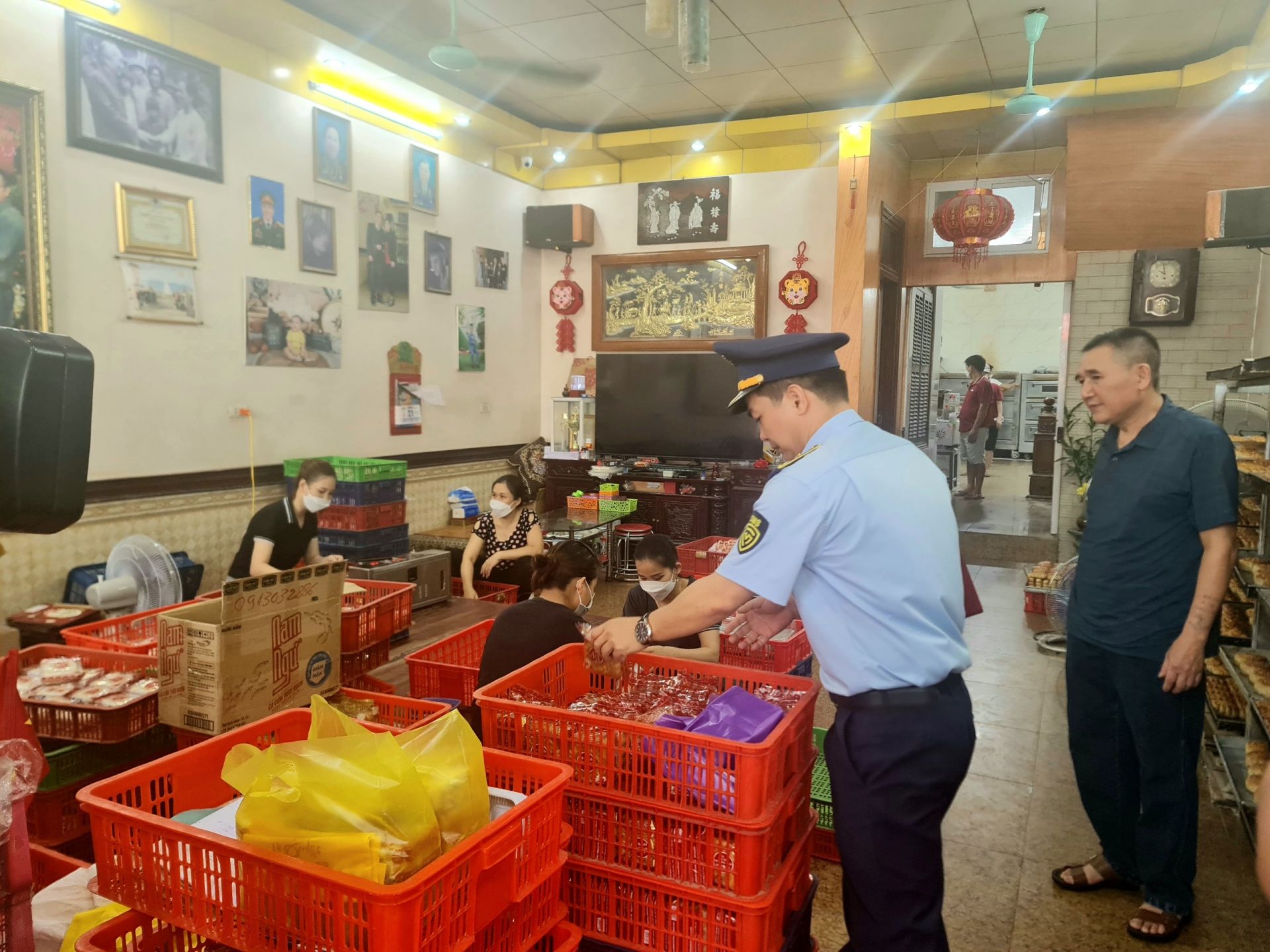 Đội Quản lý thị trường số 2 kiểm tra sản phẩm bánh Trung thu trên địa bàn thị xã Phú Thọ