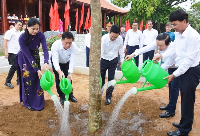 Đoàn đại biểu lãnh đạo Đảng, Nhà nước, các ban, bộ, ngành, đoàn thể Trung ương và lãnh đạo tỉnh Lào Cai đã trồng cây lưu niệm tại Khu lưu niệm Chủ tịch Hồ Chí Minh
