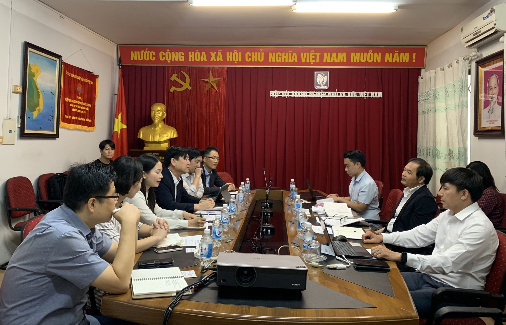 Ông Yu Byung Wook cùng các đại diện Cơ quan Phát triển Công nghiệp thành phố Siheung (Hàn Quốc) đã có chuyến thăm và làm việc với Hiệp hội Doanh nghiệp nhỏ và vừa Việt Nam ngày 12/9.