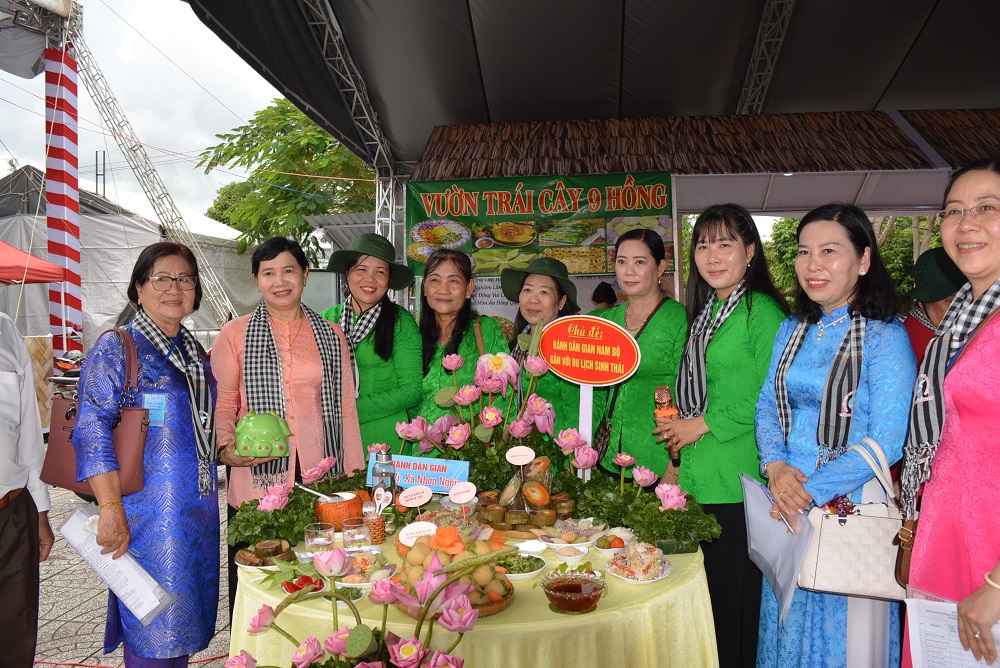 Nhiều gian hàng bánh được trưng bày bắt mắt trong cuộc thi  Hôi thi làm bánh của Ngày hội du lịc sinh thái Phong Điền