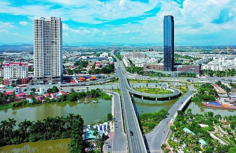 Which segment of Hai Phong real estate is "on the rise" as land values decline?