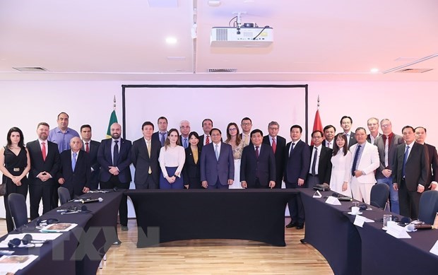 Prime Minister Pham Minh Chinh with representatives of Brazilian businesses. (Photo: Duong Giang/TTXVN).