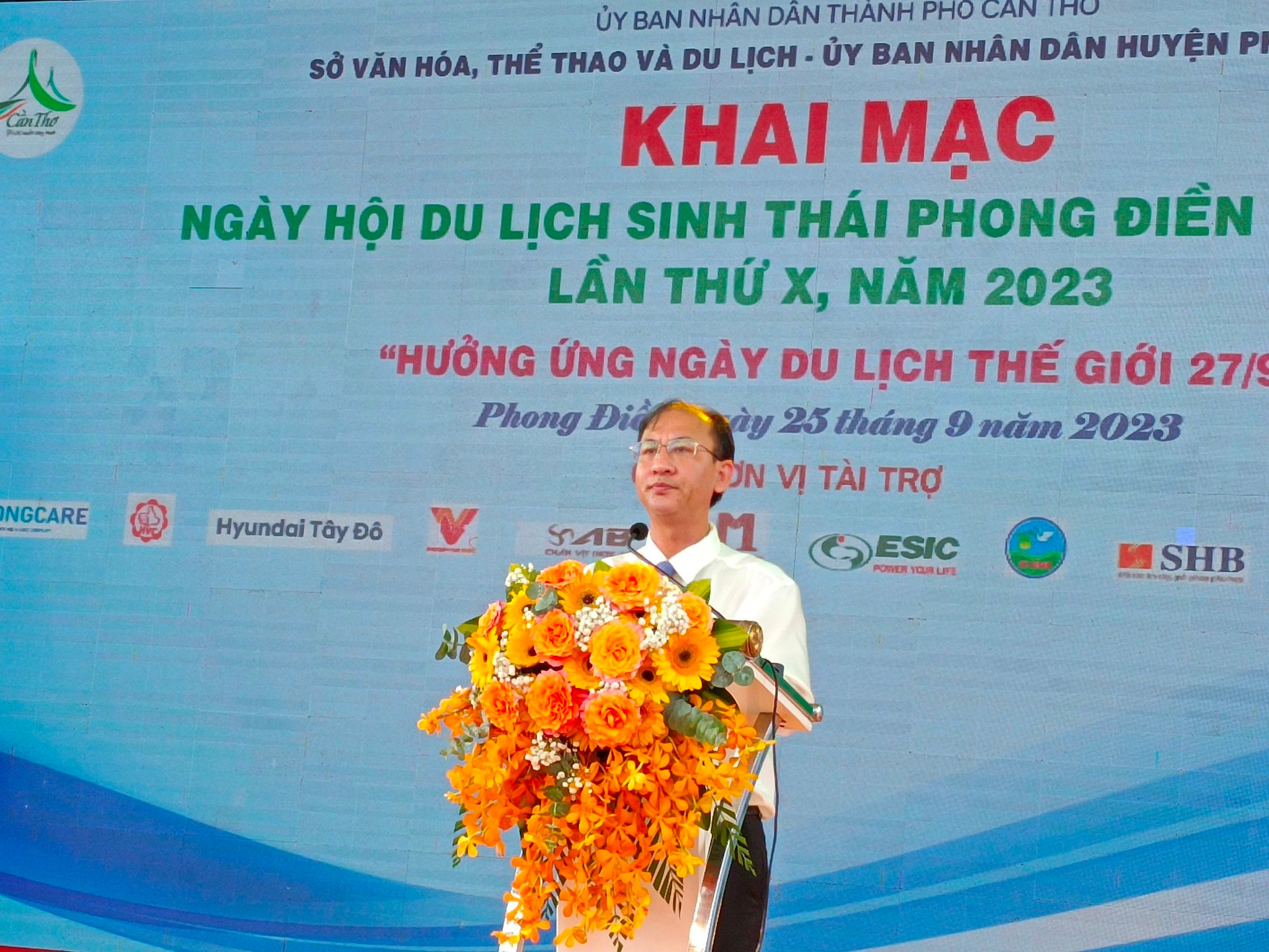 ông Nguyễn Trung Nghĩa – Phó bí thư huyện ủy, Chủ tịch UBND huyện Phong Điền phát biểu tại lễ khai mạc