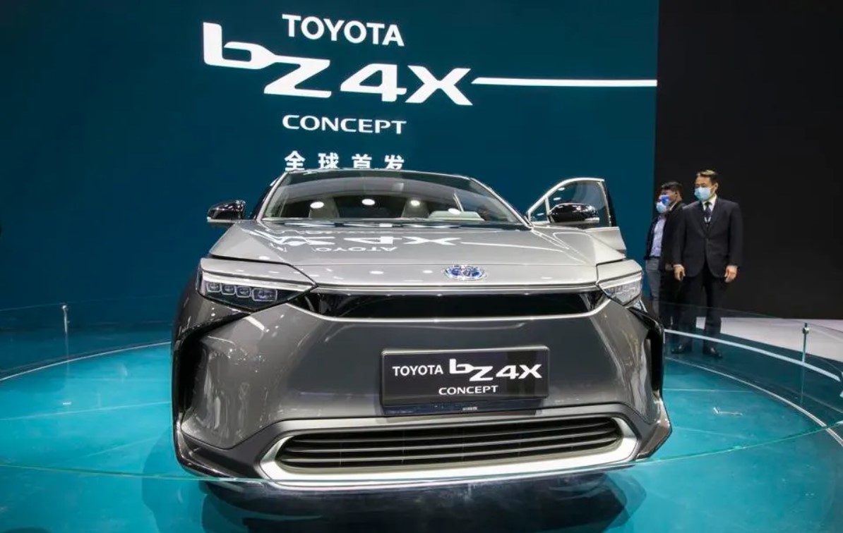 Một chiếc SUV Toyota bZ4X được trưng bày trong Triển lãm Quốc tế Thượng Hải lần thứ 19 Triển lãm Công nghiệp Ô tô (Auto Shanghai 2021) tại Trung tâm Hội nghị và Triển lãm Quốc gia (Thượng Hải) vào ngày 19 tháng 4 năm 2021 tại Thượng Hải, Trung Quốc. (Ảnh của VCG/VCG qua Getty Images)