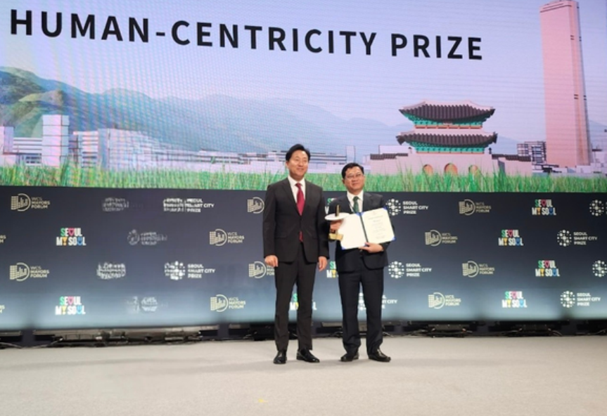 Phó Chủ tịch HĐND thành phố Trần Phước Sơn (phải), đại diện chính quyền thành phố Đà Nẵng nhận giải thưởng tại Lễ trao giải thưởng Thành phố thông minh Seoul