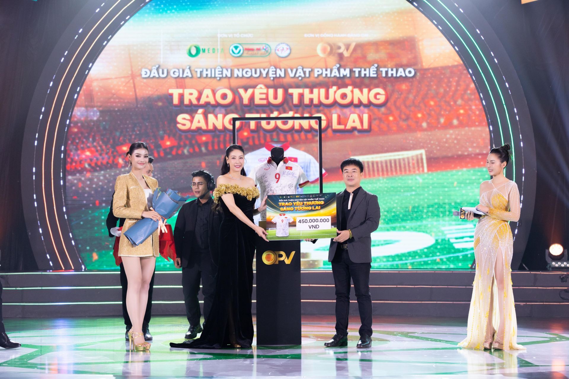 Ông Hà Ngọc Sơn – Chủ tịch HĐQT Tập đoàn Aikya Pharma, Tổng Giám đốc TV.PHARM sở hữu chiếc áo đấu số 9 của tuyển thủ bóng đá nữ Huỳnh Như