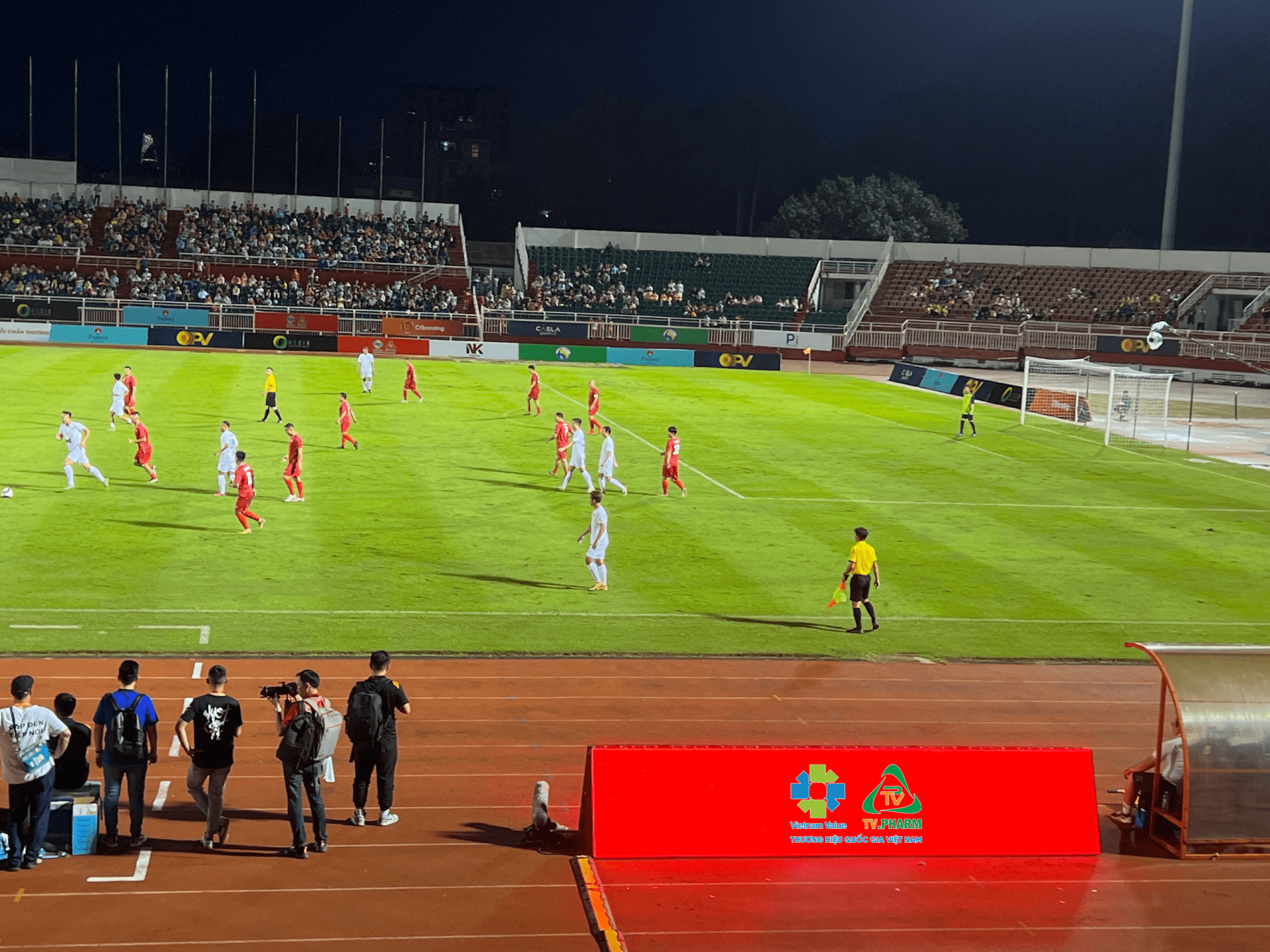 Trận đấu “Hào quang trở lại” với sự góp mặt của các cầu thủ vàng bóng đá Việt qua các thời kỳ