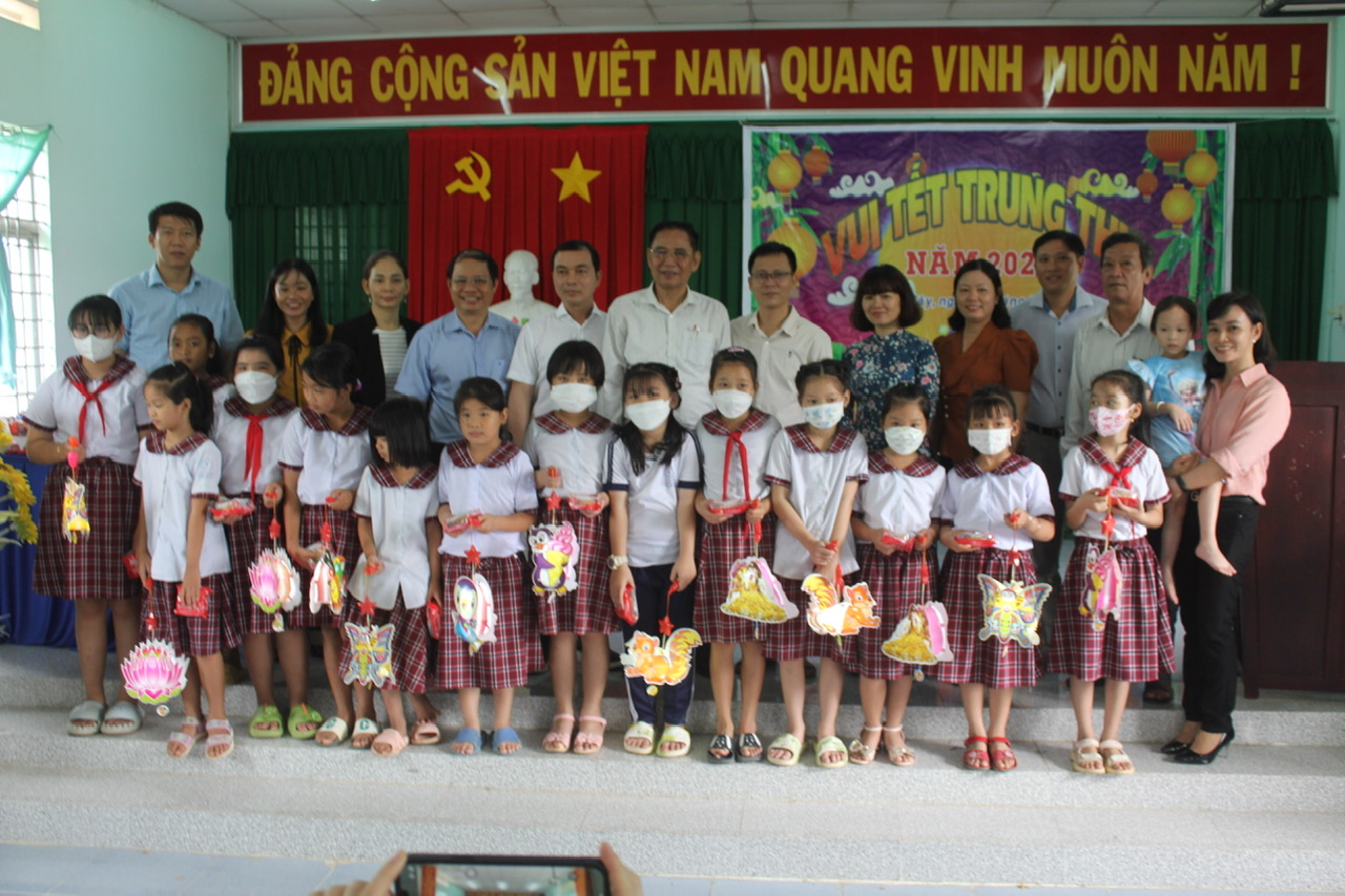 Quang cảnh trao quà trung thu cho học sinh trường Tiểu học An Ngãi