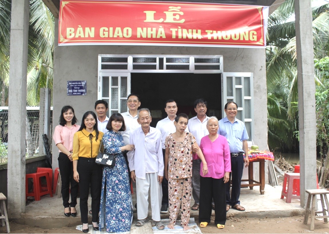 Lễ bàn giao nhà tình thương cho ông Nguyễn Văn Lối xã An Ngãi Tây.