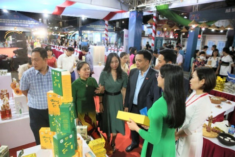 Young Hanoi businesses promote potential investment and business opportunities.
