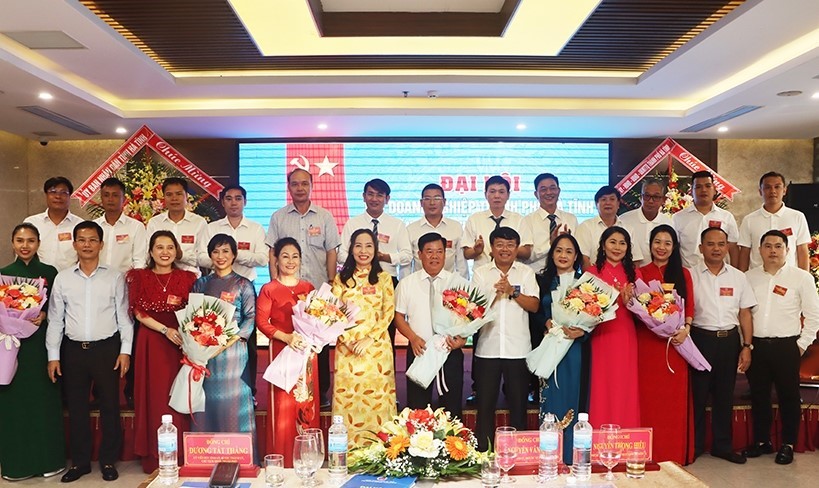 Launching the Executive Committee of Ha Tinh City Business Association for the term 2023 - 2028.