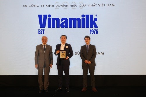 Mr. Do Thanh Tuan - Vinamilk External Relations Director - received the title of Top 50 Most Effective Business Companies in Vietnam.