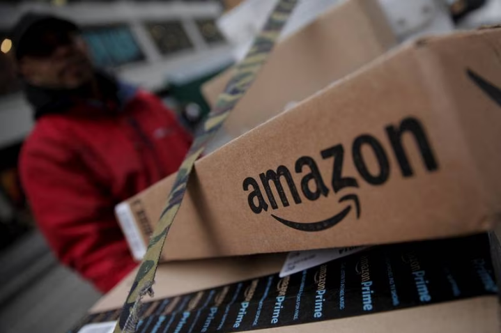 Một vụ kiện chống lại Amazon cáo buộc gã khổng lồ thương mại điện tử sử dụng vị thế thị trường của mình để tăng giá trên các nền tảng khác, tính phí quá cao cho người bán và kìm hãm sự cạnh tranh. AP Một vụ kiện chống lại Amazon cáo buộc gã khổng lồ thương mại điện tử sử dụng vị thế thị trường của mình để tăng giá trên các nền tảng khác, tính phí quá cao cho người bán và kìm hãm sự cạnh tranh. AP