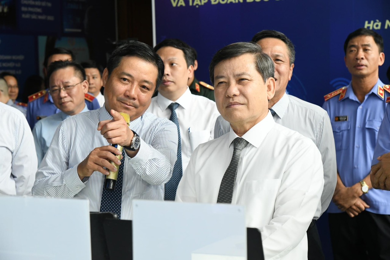 Tổng giám đốc Huỳnh Quang Liêm giới thiệu cho Viện trưởng viện kiểm sát các nền tảng số do VNPT thực hiện cho chính phủ và các bộ ngành trong thời gian qua