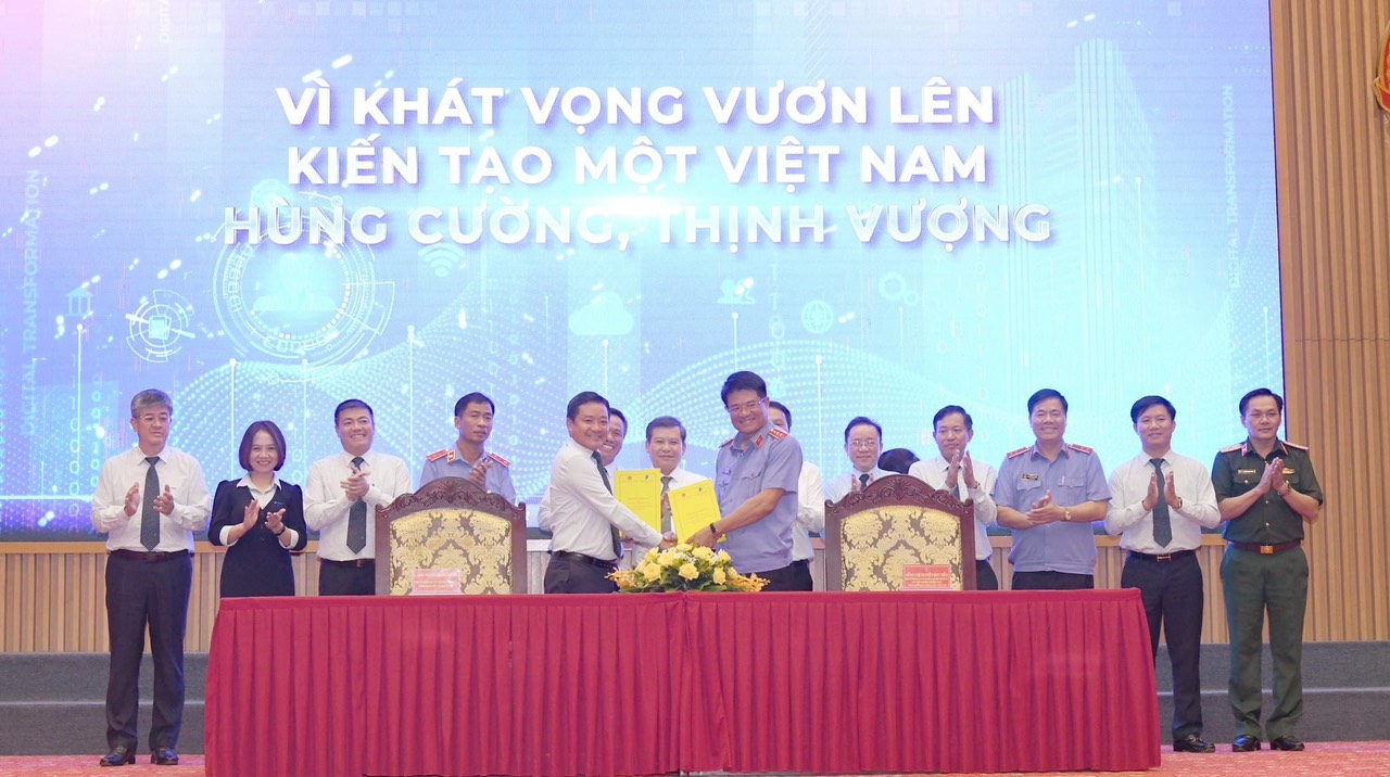 Tổng Giám đốc VNPT Huỳnh Quang Liêm và Phó Viện trưởng Thường trực Viện KSNDTC Nguyễn Huy Tiến đại diện hai Bên ký kết Thỏa thuận hợp tác