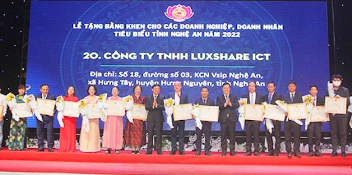 Lãnh đạo tỉnh Nghệ An trao Bằng Khen và tặng hoa chúc mừng các doanh nghiệp, doanh nhân năm 2022