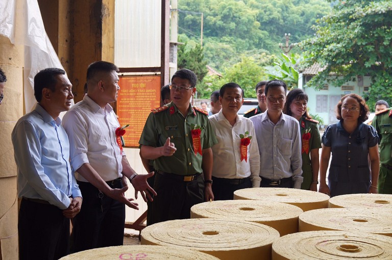 Đại tá Đỗ Thanh Bình, GĐ Công an tỉnh Hòa Bình, Lãnh đạo Huyện ủy, UBND huyện Mai Châu thăm Nhà máy