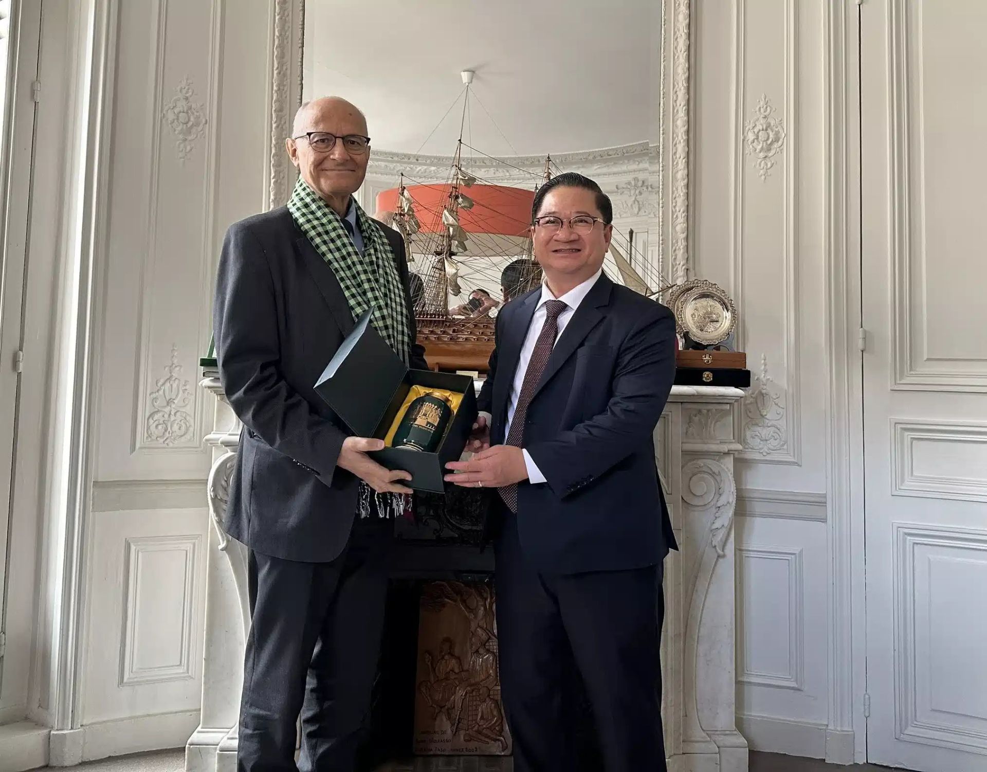 Comrade Tran Viet Truong, Chairman of the City People's Committee, presented a souvenir to Mr. Pierre Baillet, Permanent Secretary of AIMF. Photo: CTV