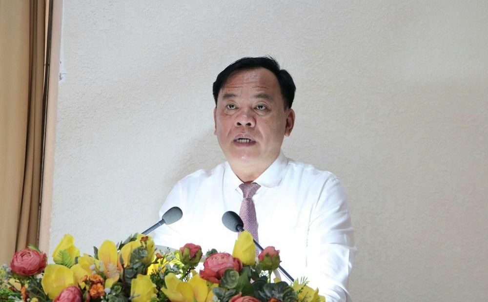 Quyền Chủ tịch UBND tỉnh Đồng Nai Võ Tấn Đức thông qua Tờ trình, nghị quyết và kế hoạch dự kiến vốn đầu tư công năm 2024 tại kỳ họp chuyên đề HĐND tỉnh.