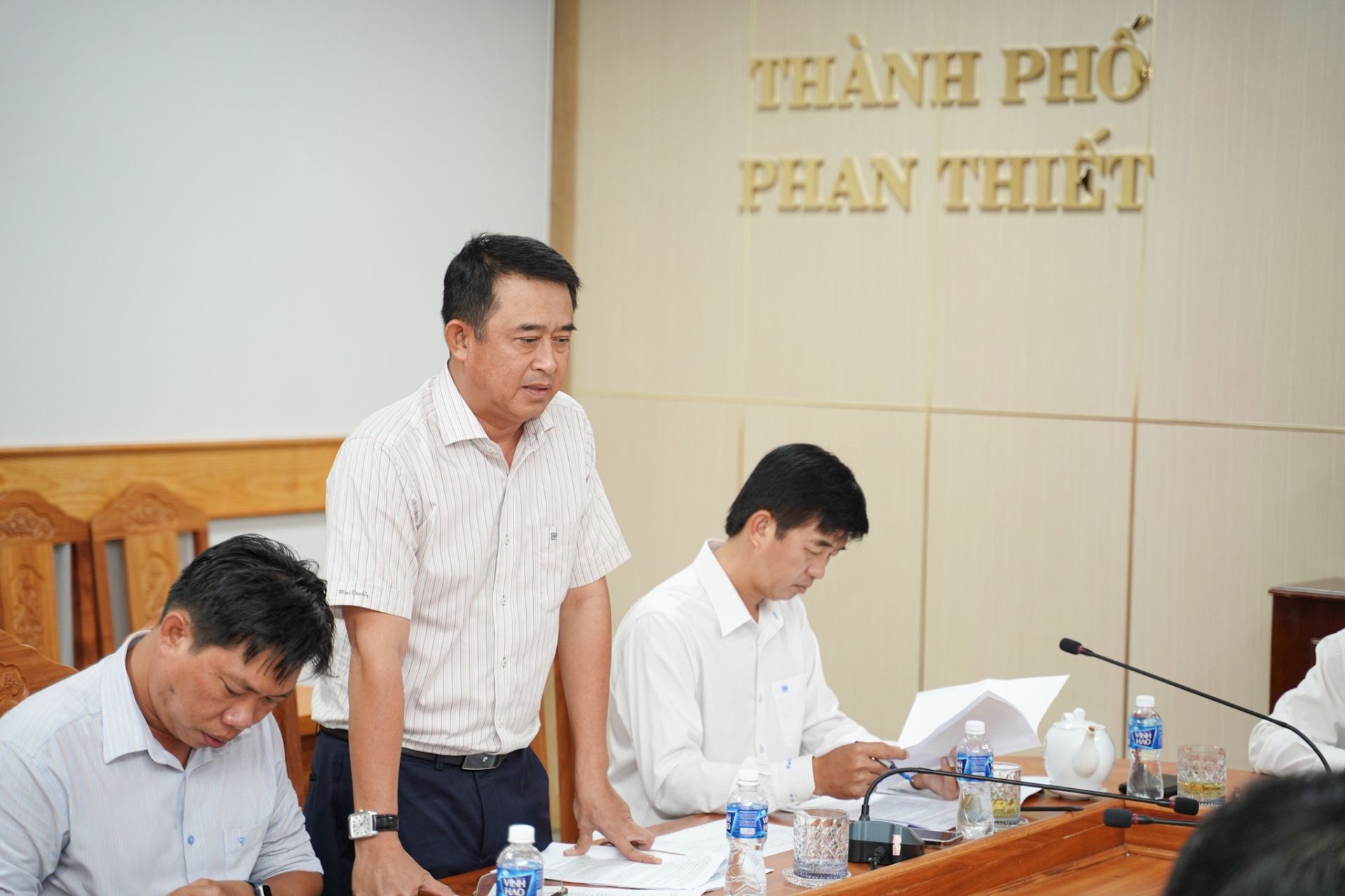 Giám đốc Ban Quản lý dự án đầu tư xây thành phố Phan Thiết Đỗ Minh Trí báo cáo tại buổi làm việc