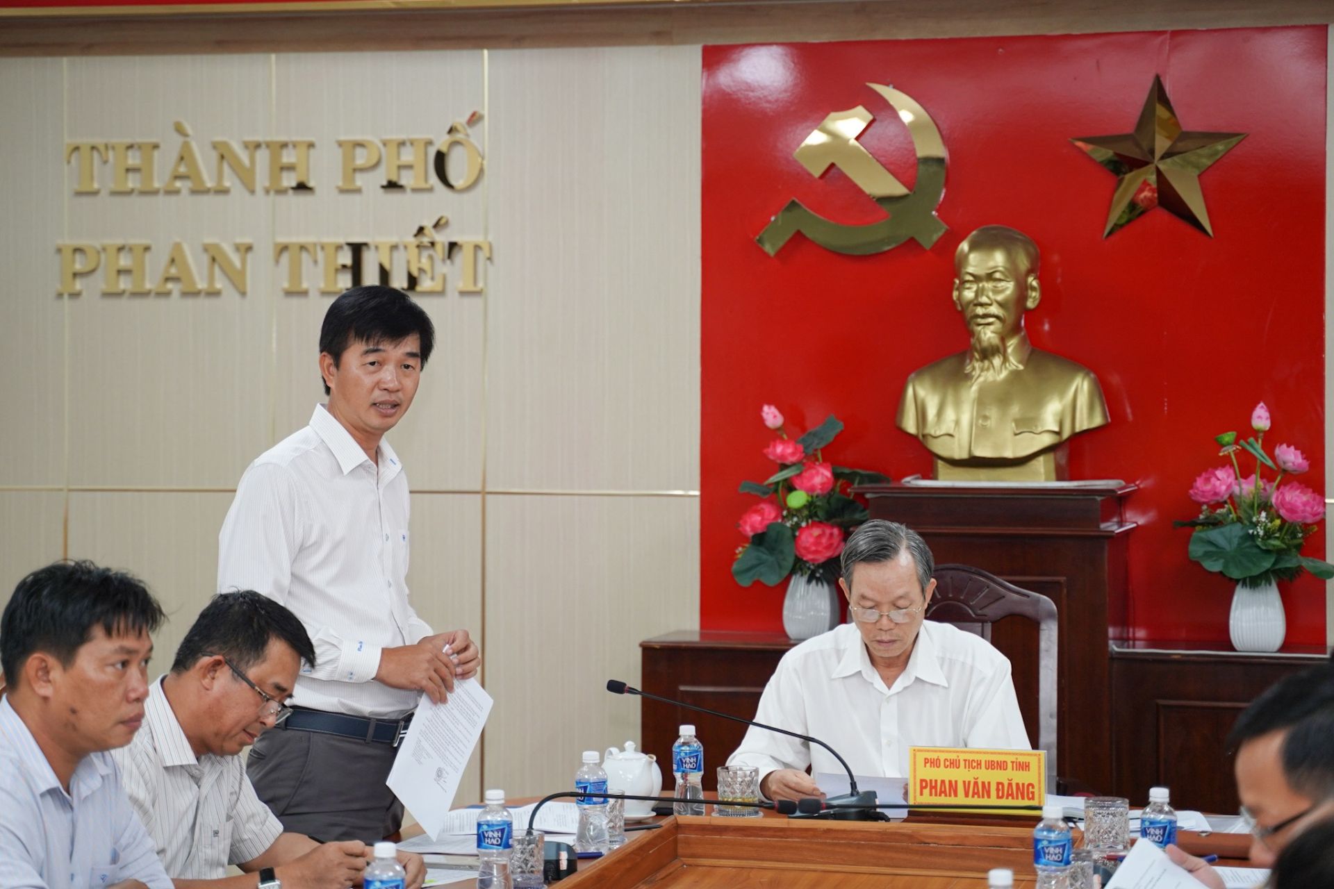 Chủ tịch UBND thành phố Phan Thiết Phan Nguyễn Hoàng Tân phát biểu tại buổi làm việc