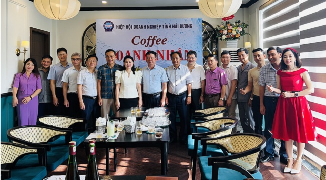 Các đại biểu tham dự khai trương CLB Cà phê doanh nhân chụp ảnh lưu niệm