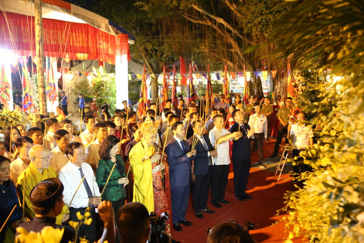 Phó  Thủ tướng Chính Phủ Trần Hông Hà cùng các lãnh đạo Bộ, Ban, Ngành , Lãnh đạo các tỉnh dâng hương tưởng niệm 723 năm ngày mất  của anh hùng dân tộc Trần Hưng Đạo