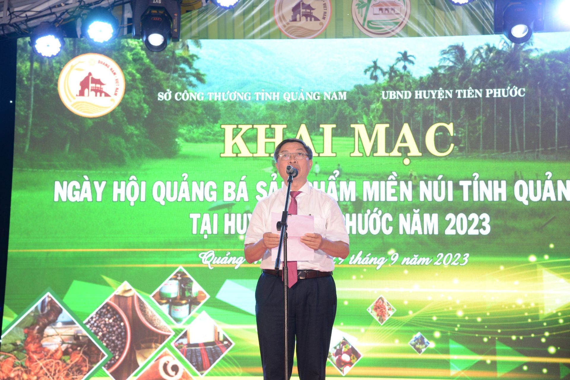 Ông Hường Văn Minh; Phó giám đốc Sở công thương tỉnh Quảng Nam phát biểu tại lễ khai mạc
