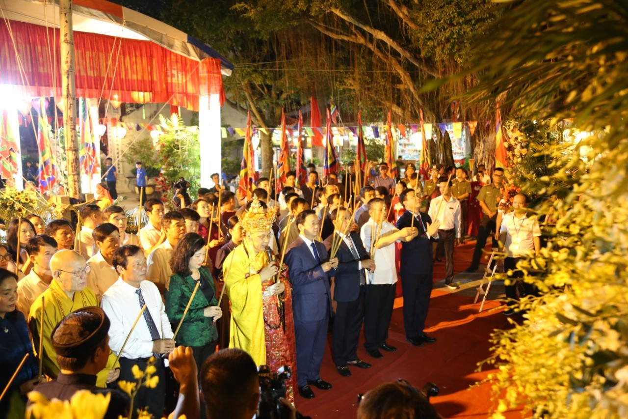 Deputy Prime Minister Tran Hong Ha and leaders of ministries, departments, branches, and leaders of provinces offered incense to commemorate the 723rd death anniversary of National Hero Tran Hung Dao.