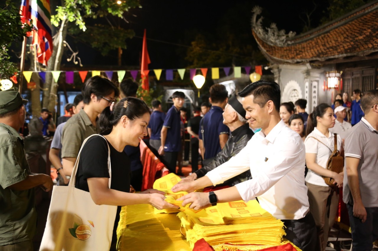 Seal release ceremony for people and tourists at Kiep Bac Temple.