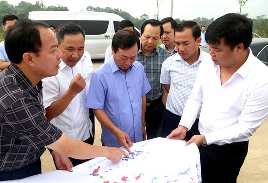 Chủ tịch UBND tỉnh Bùi Văn Quang và đoàn công tác kiểm tra thực địa dự án hạ tầng KCN Cẩm Khê