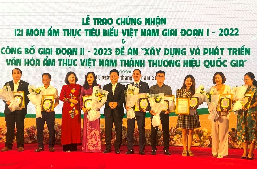 Đại diện lãnh đạo Sở VHTT&DL tỉnh Hòa Bình cùng các tỉnh/thành phố nhận Chứng nhận của Hiệp hội Văn hóa ẩm thực Việt Nam
