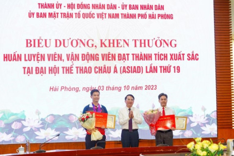Hai Phong awarded gunner Pham Quang Huy and his team more than 300 million VND for winning the ASIAD 19 Gold Medal.