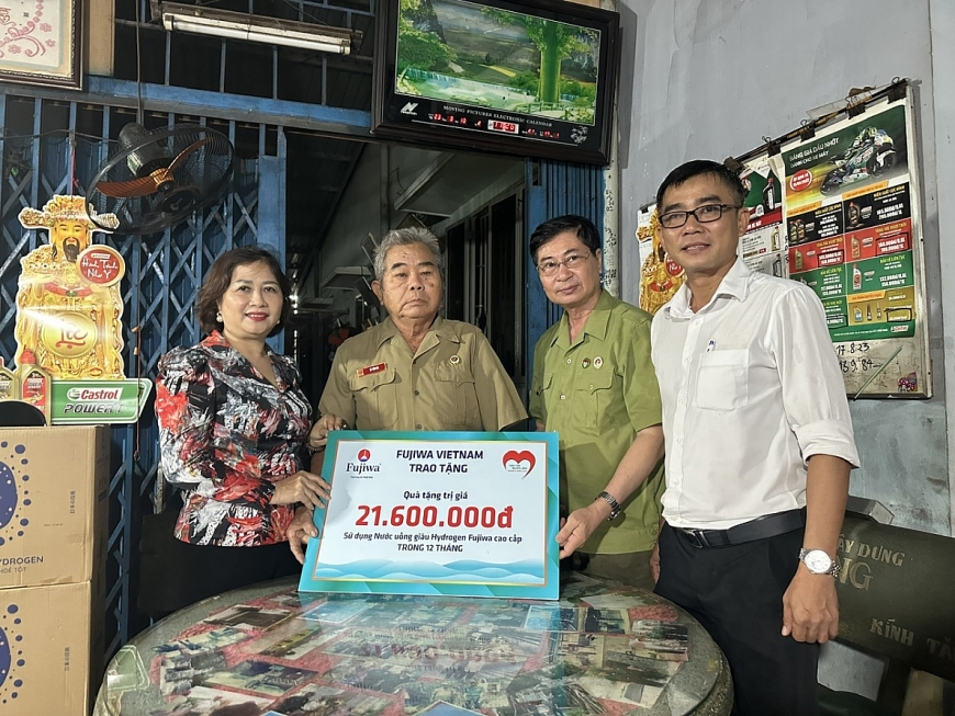 Trao quà cho cựu chiến binh Hà Văn Hai ở xã Xuân Thới Thương Trao quà cho cựu chiến binh Hà Văn Hai ở xã Xuân Thới Thương
