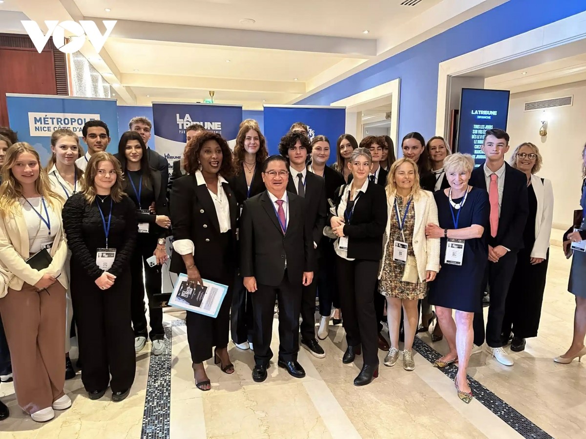 Mr. Tran Viet Truong (4th, front row, from the left) took souvenir photos with delegates participating in the Conference. (Photo: VOV)