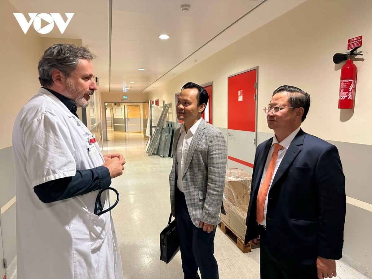 The delegation worked at Bichat Hospital (Paris). (Photo: VOV)