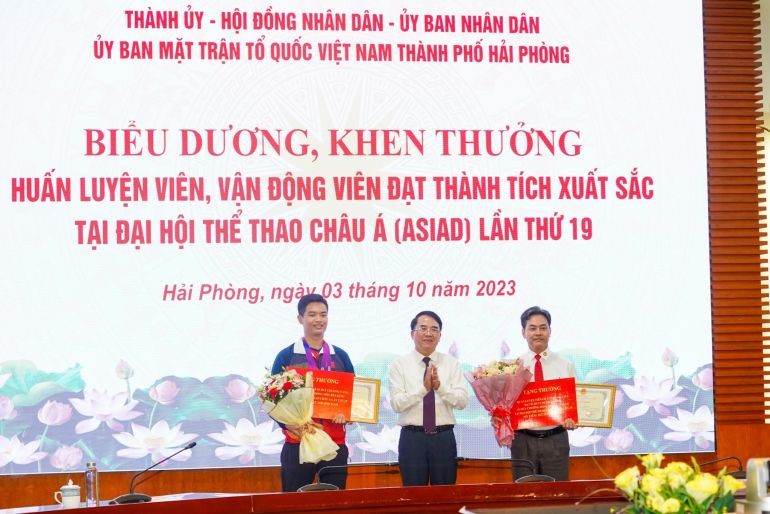 Vice Chairman of the City People's Committee Le Khac Nam awarded the Certificate of Merit from the Chairman of the City People's Committee to coach Pham Cao Son and athlete Pham Quang Huy.