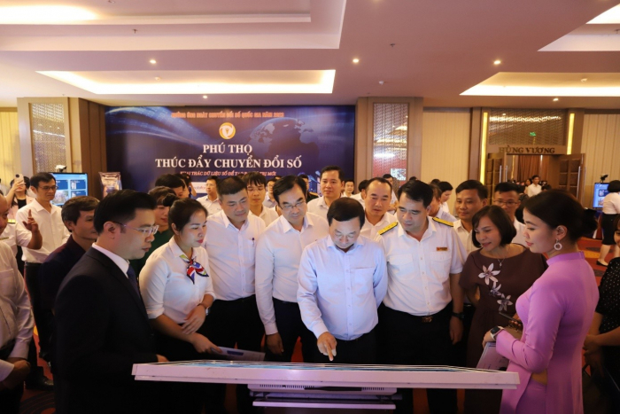 Ông Bùi Văn Quang - Chủ tịch UBND tỉnh và các đại biểu tham quan các gian trưng bày, giới thiệu sản phẩm của các doanh nghiệp viễn thông trưng bày tại Hội nghị Đẩy mạnh chuyển đổi số trong doanh nghiệp ngày 24/8/2023