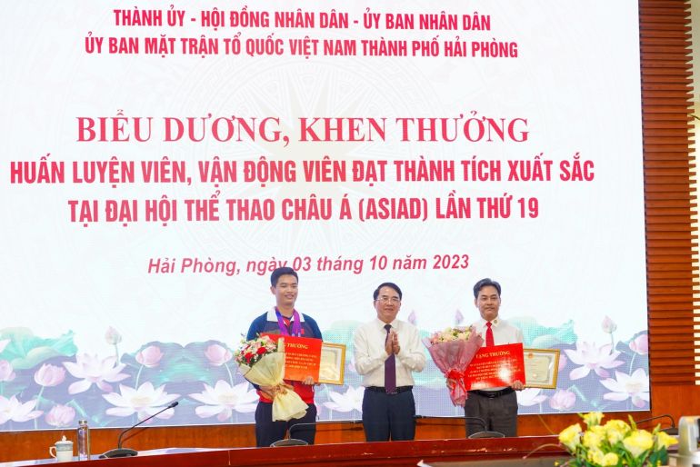 Phó Chủ tịch UBND thành phố Lê Khắc Nam trao Bằng khen của Chủ tịch UBND thành phố cho HLV Phạm Cao Sơn và VĐV Phạm Quang Huy.