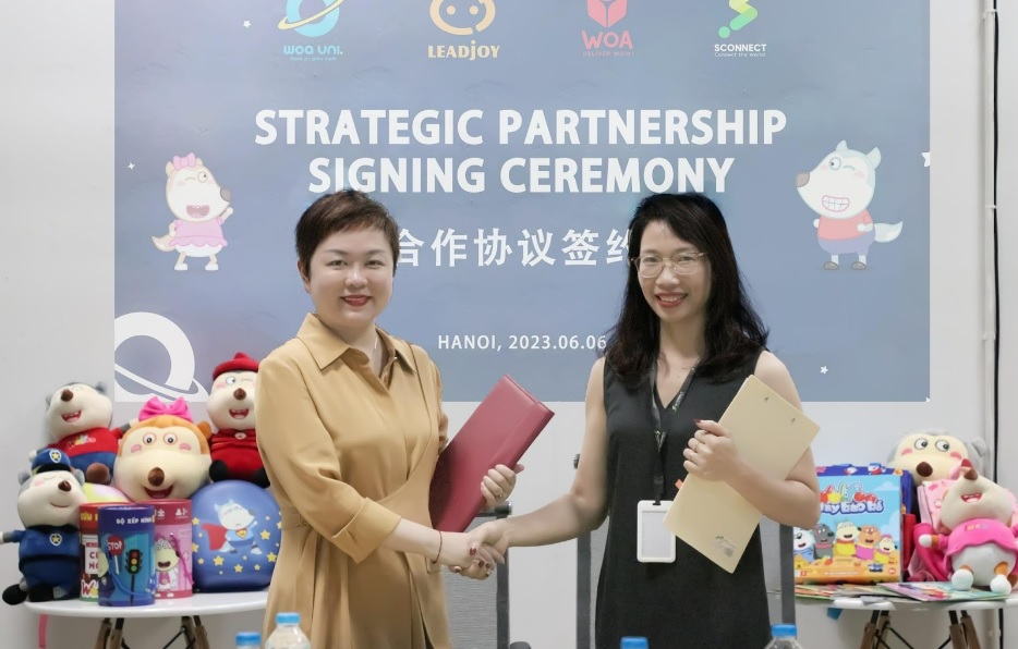 Đại diện của Leadjoy bên trái và Sconnect ký thỏa thuận hợp tác phát triển các sản phẩm nhượng quyền thương hiệu Wolfoo tại thị trường Trung Quốc