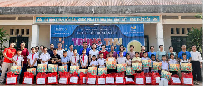 Leaders of Baygolf Joint Stock Company and BuCA Joint Stock Company presented gifts to students at Xuan Thai Primary School (Source: Baygolf Photo)