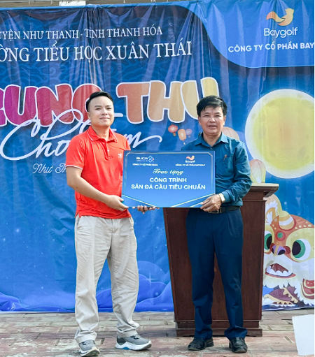 A representative of Baygolf Company presented the certificate of construction of a standard shuttlecock court worth 25,000,000 VND to Mr. Nguyen Nhu Hung - Principal of the school. (Source: Baygolf Photo)