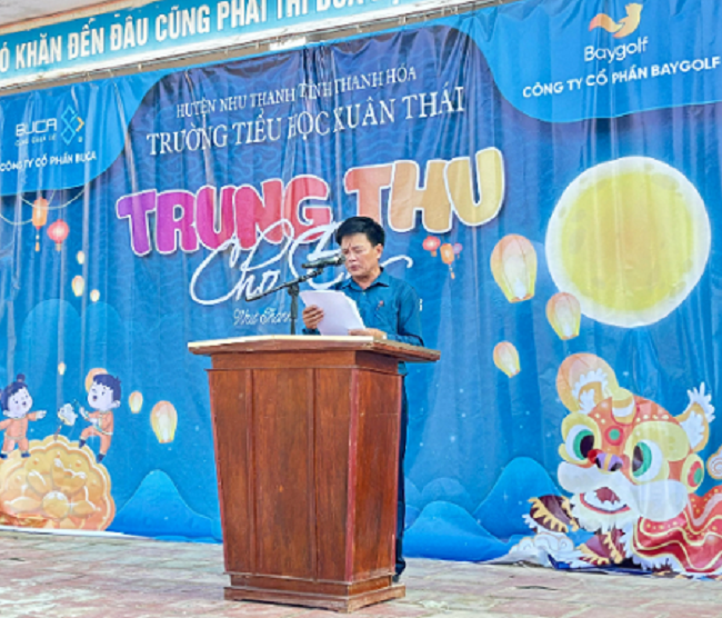 Mr Nguyen Nhu Hung - the Principal of the school spoke at the gift-giving ceremony. (Source: Baygolf Photo)