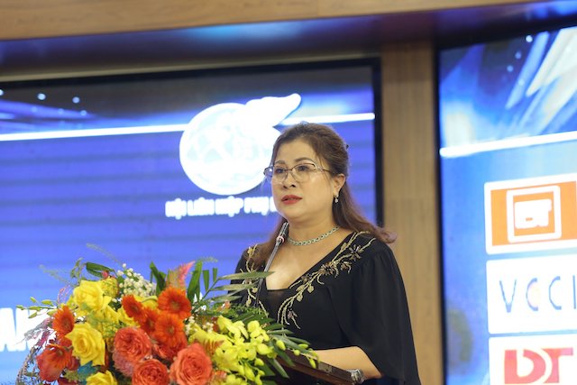 Bà Lê Thị Như Thủy - Chủ tịch Hiệp hội Nữ doanh nhân Hà Tĩnh báo cáo hoạt động của hiệp hội thời gian qua.
