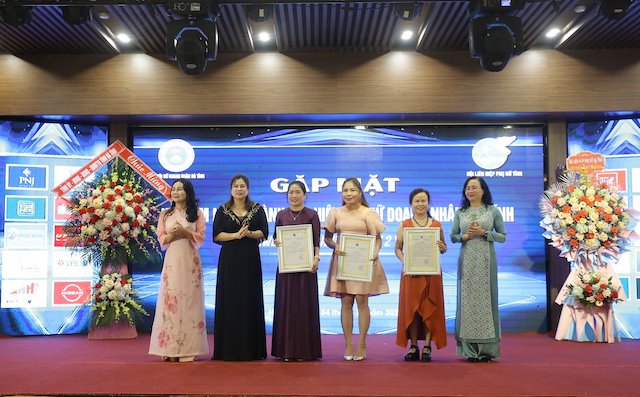 Hiệp hội Nữ doanh nhân Hà Tĩnh trao quyết định hội viên chính thức cho 3 CLB nữ doanh nhân các huyện