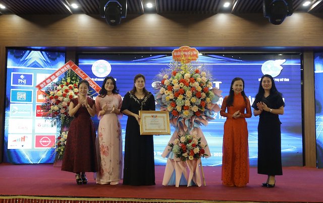 Hội LHPN tỉnh trao bằng khen cho Hiệp hội Nữ doanh nhân Hà Tĩnh.