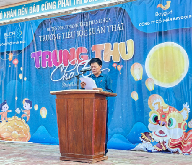 ông Nguyễn Như Hùng - Hiệu trưởng nhà trường phát biểu tại Đêm hội Trung thu