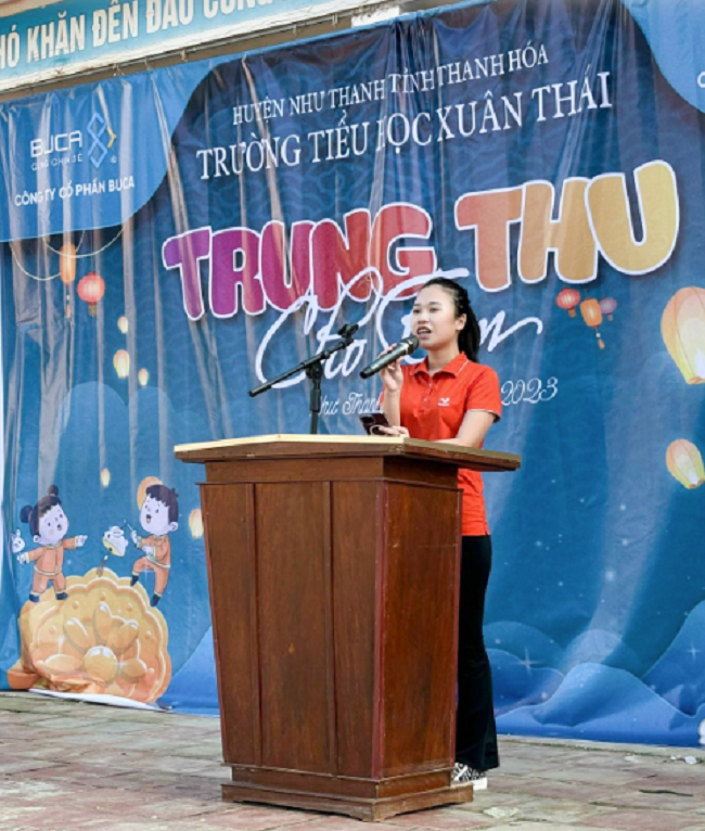 Chị Trần Minh Anh - Đại diện Phòng kinh doanh Công ty Cổ phần Baygolf phát biểu ý kiến tại chương trình trao quà