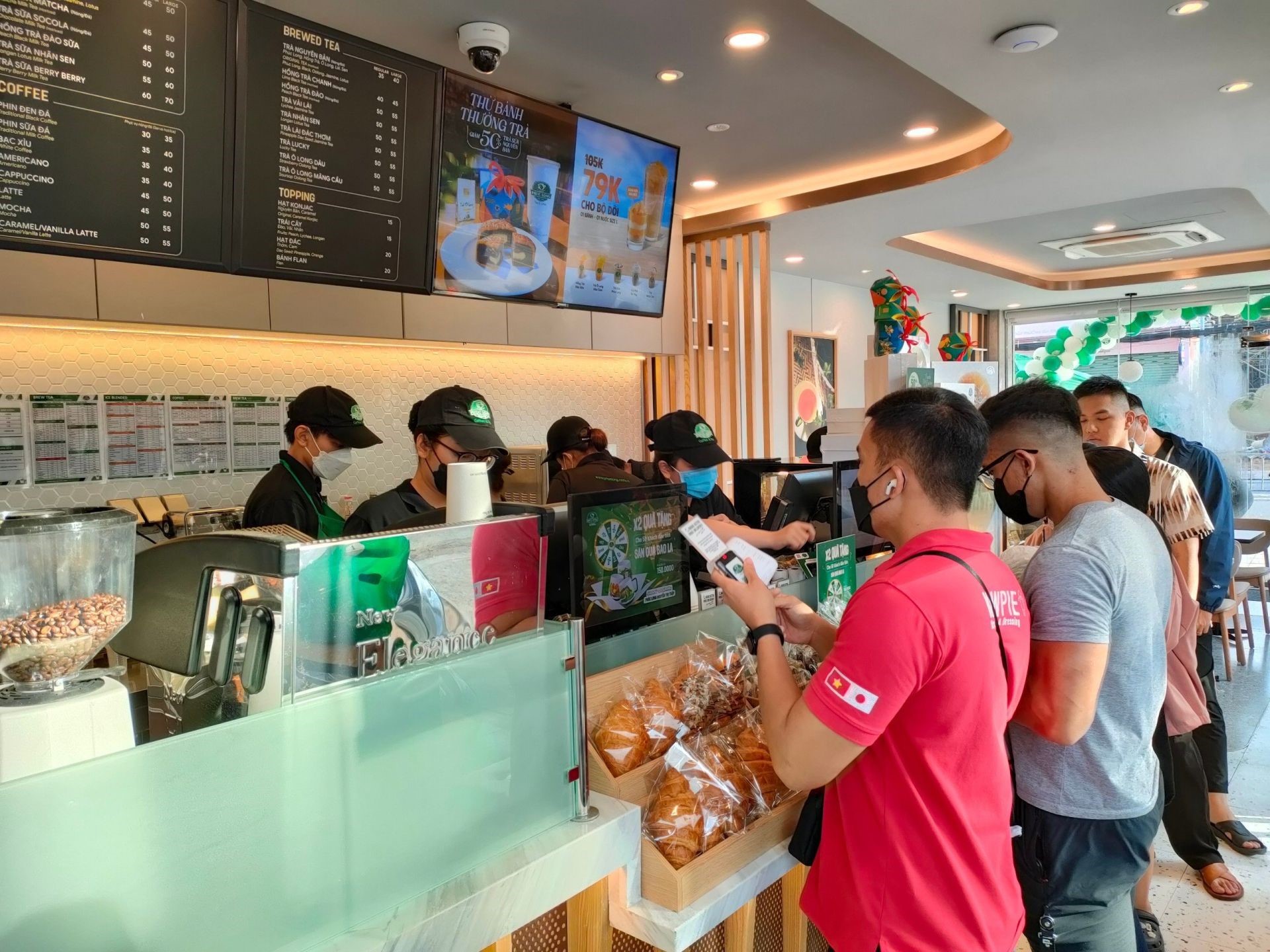 The young population, of working age, with stable income and untapped consumer demand, accounting for 70% of Vietnam's population, is a potential market for expanding the card market.